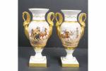Paire de vases de style Empire en porcelaine à décors...