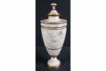 SEVRES : Vase-urne couvert sur piédouche en porcelaine à décor...