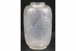 R. LALIQUE : Vase "coquilles" en verre blanc soufflé-moulé patiné...