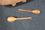 POLYNESIE - TOERE (instrument de percussion) en bois sculpté reposant...