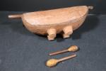 POLYNESIE - TOERE (instrument de percussion) en bois sculpté reposant...