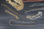 Lot de BIJOUX fantaisie comprenant : colliers de perles, corail,...