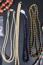 Lot de 10 COLLIERS de perles fantaisie : SAUTOIR Long....