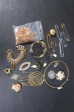 Lot de BIJOUX fantaisie comprenant : colliers et bracelets en...