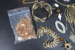 Lot de BIJOUX fantaisie comprenant : colliers et bracelets en...