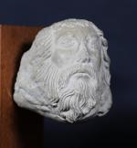 Tête d'homme barbu en pierre sculptée, ép. XVI's. Haut :...