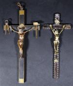 Deux Christ en bronze sur Croix en bois, l'un avec...