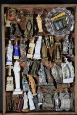 Collection d'environ 300 petits objets de décoration : statuettes, oratoires...