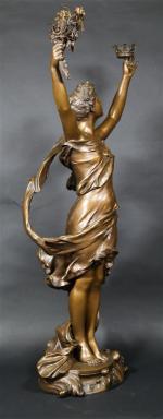 MADRASSI Luca (1848-1919) : Reine des Abeilles. Bronze patiné signé....