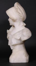 Buste de jeune femme à la coiffe en marbre blanc...