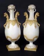ROYAL DUX BOHEMIA : Paire de vases en porcelaine partiellement...