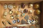 Lot de nombreux bijoux fantaisie pour dames en métal doré...