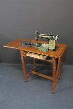 SINGER - Un petit bureau style Louis XVI contenant une...