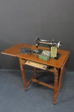 SINGER - Un petit bureau style Louis XVI contenant une...