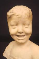 Ecole du XX's. Buste d'enfant souriant en platre. Haut.: 33...