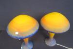 Paire de lampes champignons en verre marmoréen jaune et bleu...