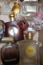 Collection de FLACONS de parfum comprenant : Guerlain, Yves Saint...