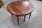 TABLE Louis-Philippe en bois naturel reposant sur six pieds cannelés...