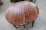 TABLE Louis-Philippe en bois naturel reposant sur six pieds cannelés...