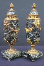 Paire d'urnes-cassolettes de style Louis XVI en marbre vert de...