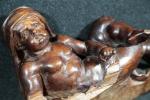 Elément décoratif sommital en bois sculpté en forme d'enfant joufflu,...