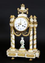 Pendule portique de style Louis XVI en marbre blanc et...