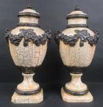 Paire de grands vases décoratifs couverts sur piédouche en céramique...