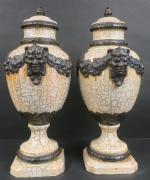 Paire de grands vases décoratifs couverts sur piédouche en céramique...