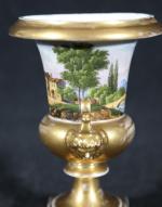PARIS - Petit vase Médicis en porcelaine à décor d'un...