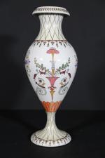 LIMOGES : Grand vase fuselé sur piédouche en porcelaine à...