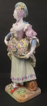 SAXE : Sujet en porcelaine polychrome représentant une jeune femme...