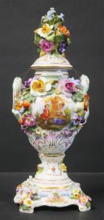 DRESDE : Vase couvert pot-pourri en porcelaine à décor peint...