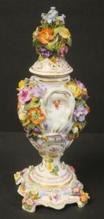 DRESDE : Vase couvert pot-pourri en porcelaine à décor peint...