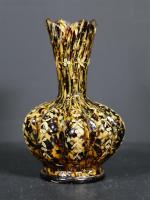Vase à corps fortement cotelé en verre moucheté à l'imitation...