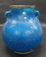 Vase balustre en céramique émaillée bleu nuancé, deux petites anses...