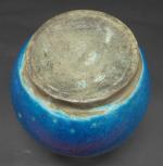 Vase balustre en céramique émaillée bleu nuancé, deux petites anses...