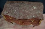 Commode galbée d'époque Louis XV en bois de placage marqueté...
