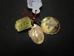 Trois médailles en or jaune 750 millièmes (deux d'Amour, une...