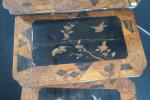 Suite de trois TABLES GIGOGNES japonisantes, vers 1900, en bois...
