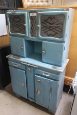 BUFFET de cuisine vers 1950 en bois laqué bleu, ouvrant...