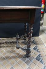 TABLE de style Renaissance à quatre pieds tournés et entretoise...