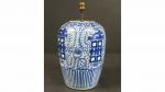 CHINE : Vase monté en lampe en porcelaine à décor...