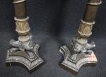 Paire de candélabres tripodes d'époque Restauration en bronze patiné et...