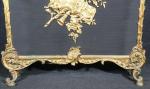 Pare-étincelle d'époque Napoléon III en bronze doré à décor d'attributs...