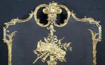 Pare-étincelle d'époque Napoléon III en bronze doré à décor d'attributs...