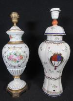 Deux lampes, l'une de forme balustre cotelée, en porcelaine à...