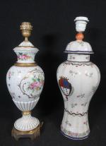 Deux lampes, l'une de forme balustre cotelée, en porcelaine à...