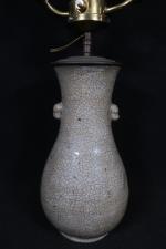Lampe formée d'un vase balustre en céladon gris craquelé de...