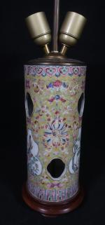 Vase rouleau ajouré en porcelaine de Chine à décor polychrome...
