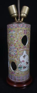Vase rouleau ajouré en porcelaine de Chine à décor polychrome...